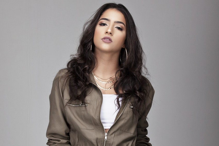 Julia Joia estreia na cena pop com o single Veneno