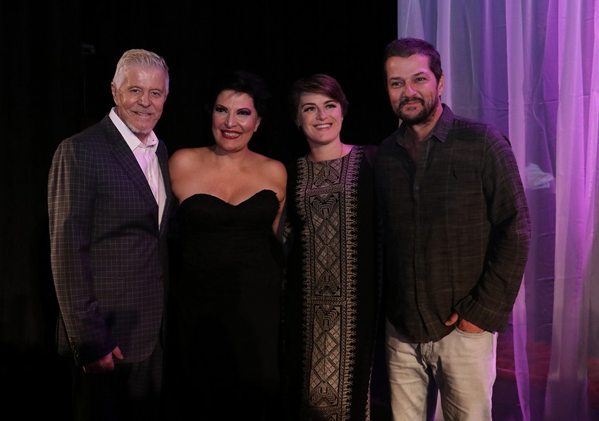 Miguel Falabella, Alessandra Maestrini e Marcelo Serrado sobem ao palco com Mirna Rubim