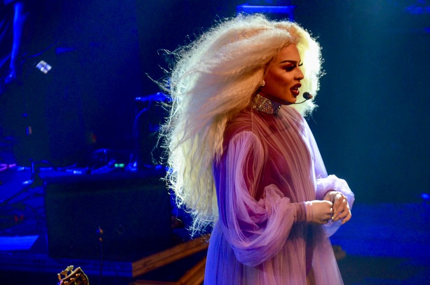 Gloria Groove estreia show e comemora sucesso da nova música Yoyo