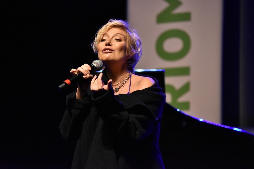 Luiza Possi faz pocket show no Shopping Rio Mar Recife