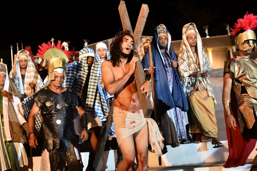 Paulo Betti, Danni Suzuki e Sergio Marone emocionam público, em Paixão de Cristo, de Floriano, no Piauí