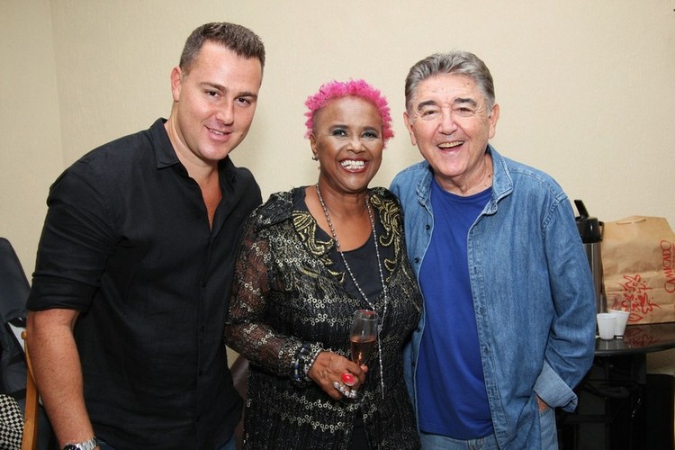 Sandra de Sá entre Alexandre e Miguel Plopschi