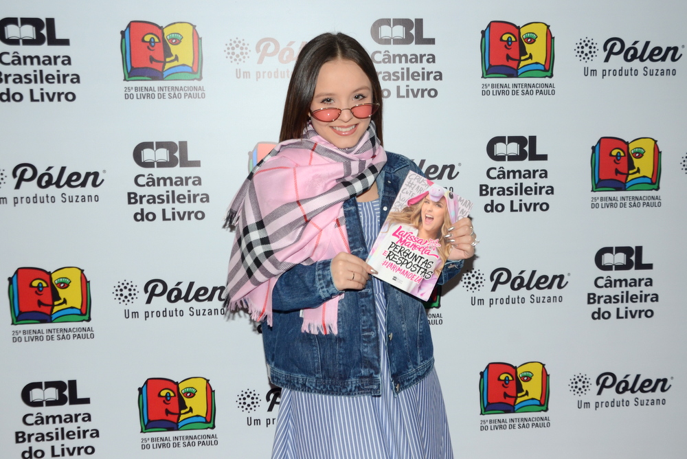 Larissa Manoela lança seu novo livro Perguntas e Respostas