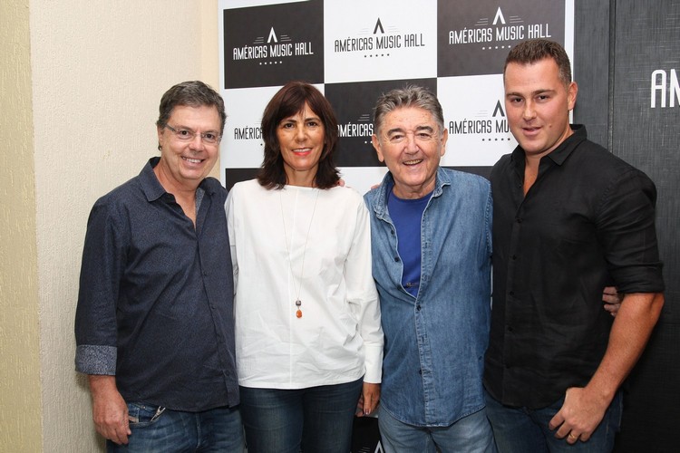José e Kátia Éboli com Miguel e Alexandre Plopschi