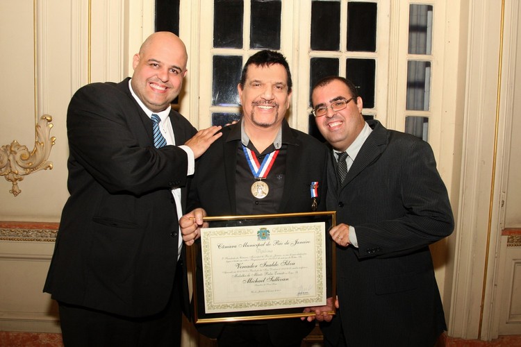 Michael Sullivan, o midas da MPB, recebe Comenda Pedro Ernesto