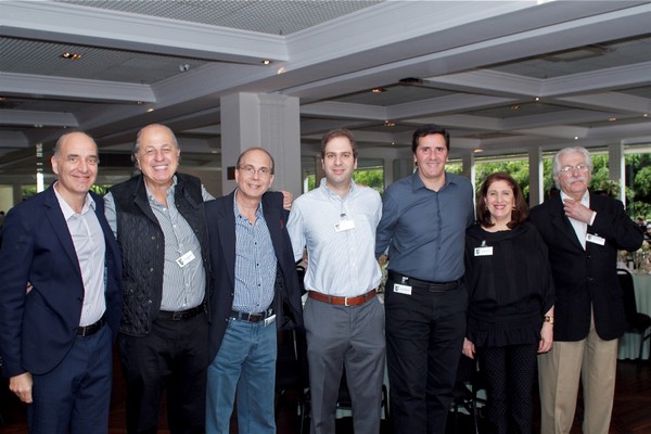 Os primos Basilio Jafet, Flavio Jafet, Raul Jafet, Arthur Jafet, Oscar Moherdaui, Marilyn Jafet e Silvio Bussab, no evento dos 130 anos de imigração