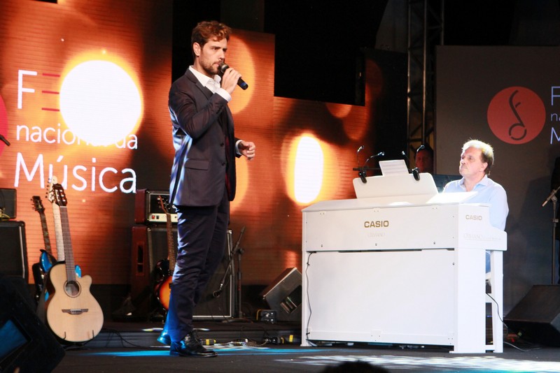 Tenor Thiago Arancan cantou ao som do Maestro Eduardo Lages