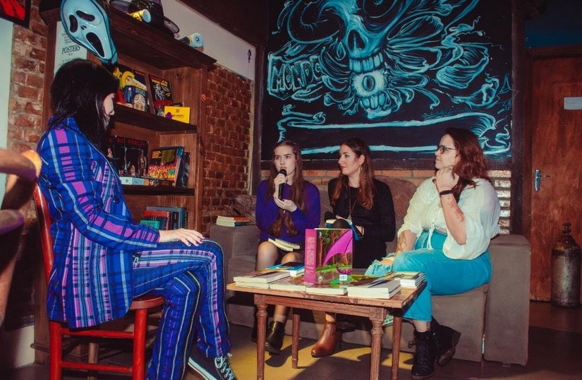 A escritora porto-alegrense Melissa Mellvee lança o livro Nós e os Dragões