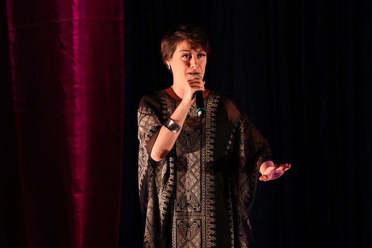 Miguel Falabella, Alessandra Maestrini e Marcelo Serrado sobem ao palco com Mirna Rubim