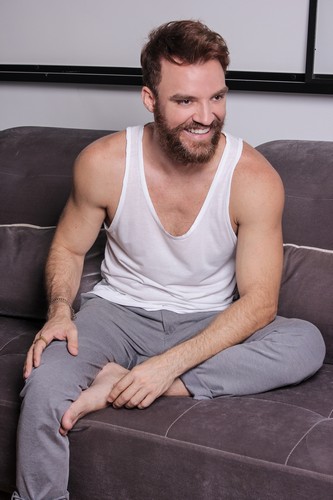 Alex Morenno fala do vilão Robson da novela Órfãos da Terra