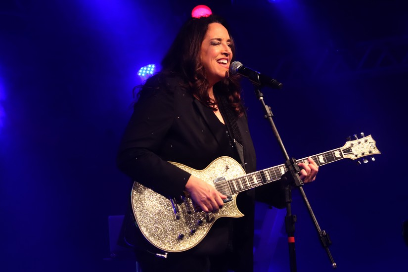 Ana Carolina desembarca em Vitória para cantar seus maiores sucessos 