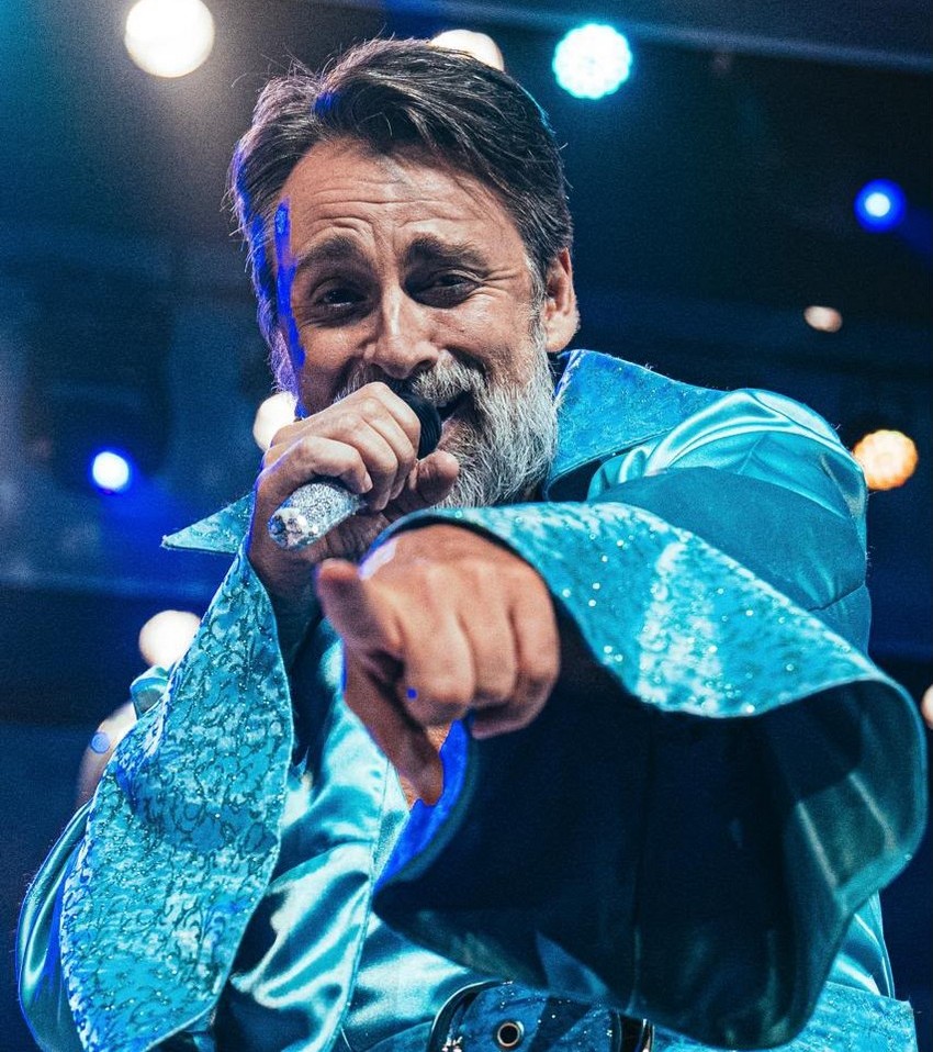 André Dias reafirma versatilidade nos palcos: De deus do teatro a pai irreverente em poucas semanas
