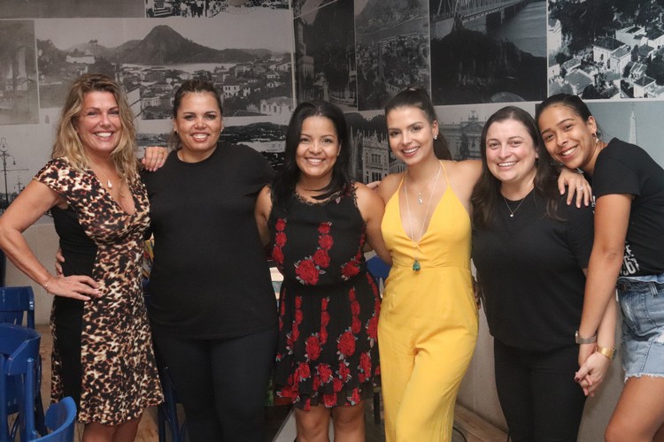 Anne e Monique com Suella Reis, Marina Almeida, Andrea Gorini e Kelly Vieira