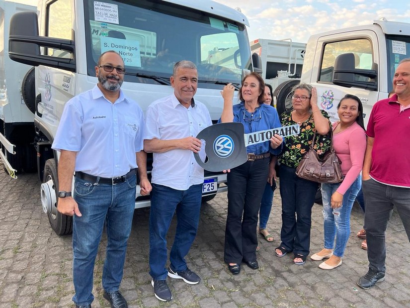 Autoridades municipais recebendo a chave do seu caminhão Volkswagen Compactador