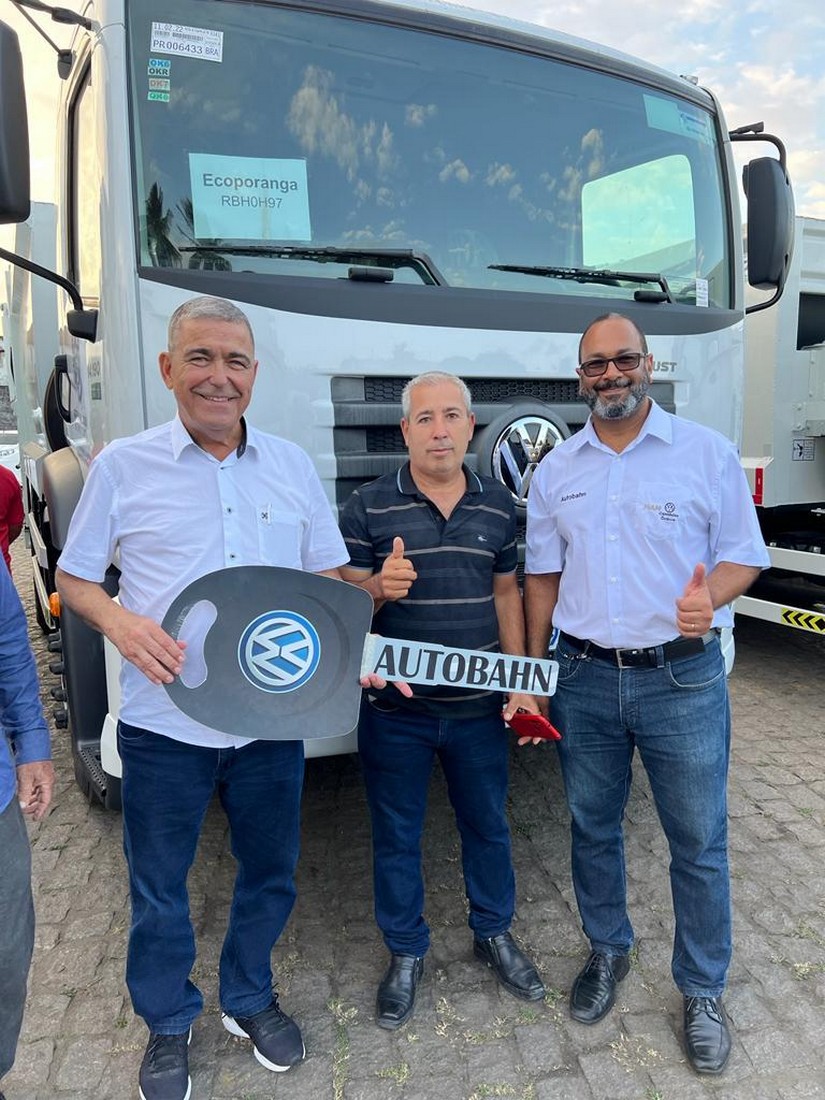 Autoridades municipais recebendo a chave do seu caminhão Volkswagen Compactador de Lixo
