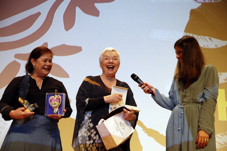 Bernadette Lyra foi homenageada na noite de encerramento