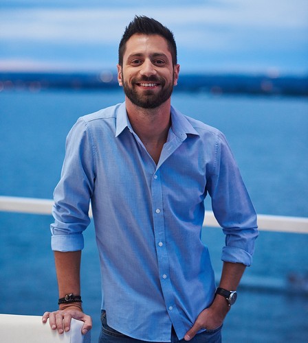 Ator Bernardo Felinto, vilão de Órfãos da Terra, estreia espetáculo no Rio