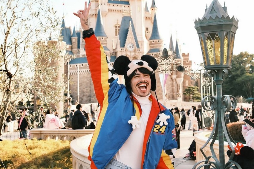 Bomtalvão curte férias no Japão e compartilha experiências culturais nas redes