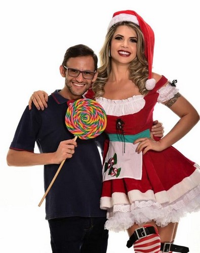 Cacau Colucci faz ensaio fotográfico de ajudante de Papai Noel