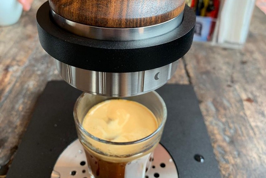 Café espresso sustentável: cafeteira Aram chega à Vitória