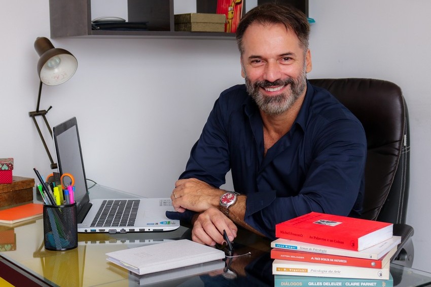 Ator e psicólogo, Carlos Arruza fala sobre o trabalho nas duas áreas