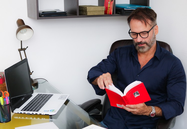 Ator e psicólogo, Carlos Arruza fala sobre o trabalho nas duas áreas