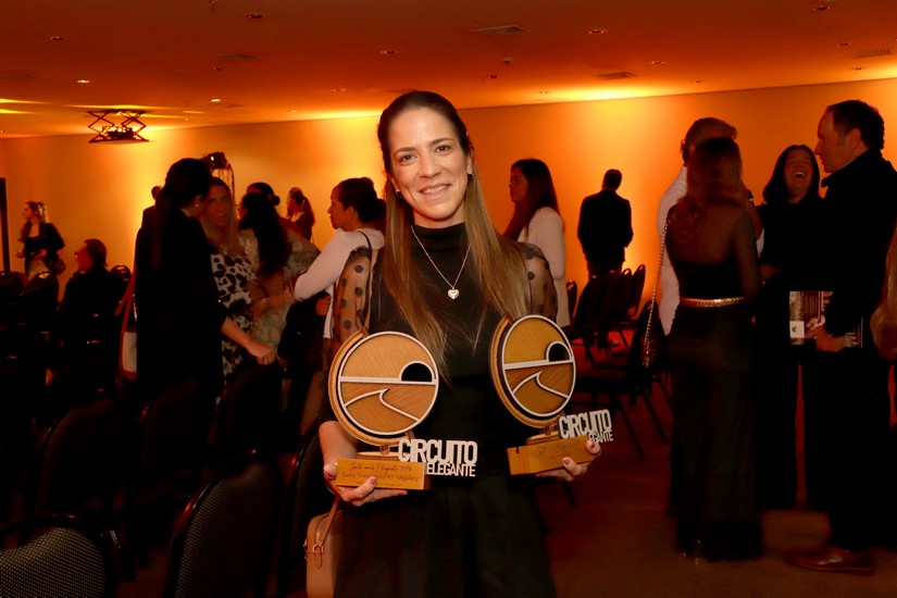 Carolina Cabral, gerente de  vendas do Hotel Fairmont e M Gallery com ois prêmios Requinte e Romântica