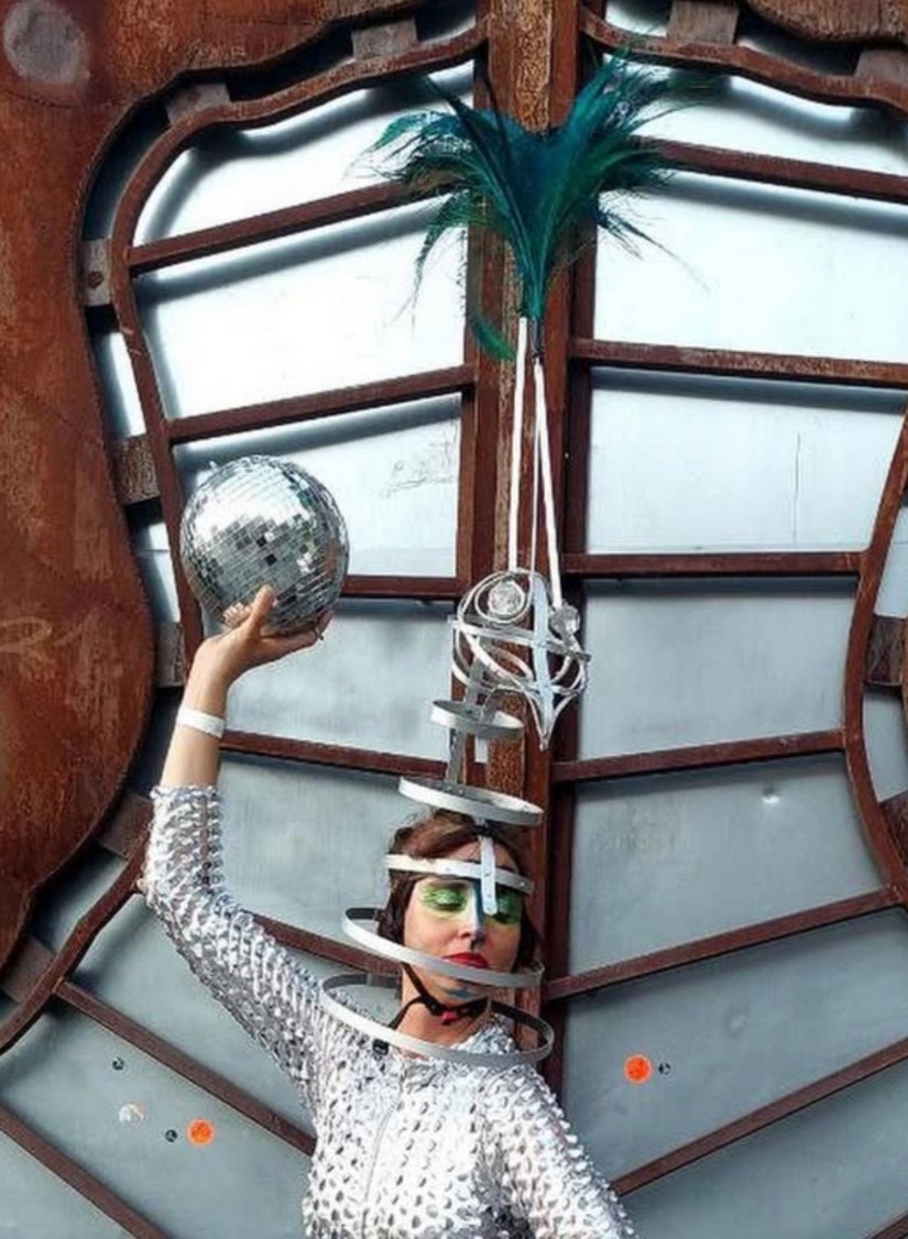 Centro Municipal de Arte Hélio Oiticica recebe ocupação artística de Lola Lustosa com construção coletiva de dragões