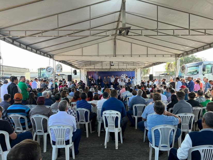 Cerimonia de entrega de 30 caminhões VW Compactadores de Lixo no pátio da Autobahn Caminhões