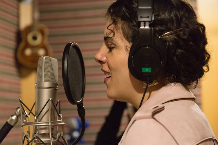 Céu canta 'Pomar' na plataforma infantil Blockos