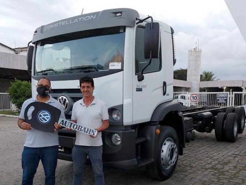 Cliente EE Tessarolo recebendo seu VW 24.280