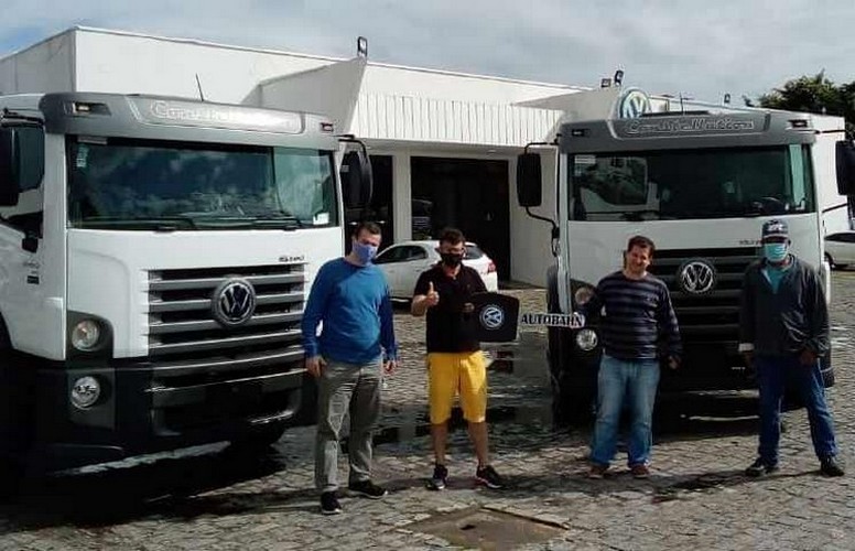 Anderson e Diego Guidette da Autocarga recebendo novos VW 31.330 6x4