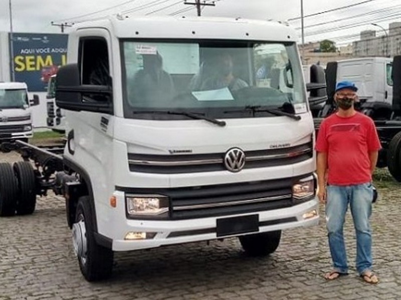 Cliente Barao do Acai recebendo seu VW 11.180 VTronic