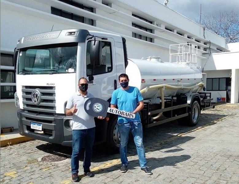 Cliente Secretaria de Estado de Agricultura do ES recebendo seu VW 15.190