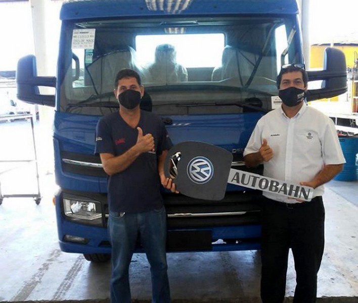 Cliente Sorvedoces recebendo seu VW 11.180