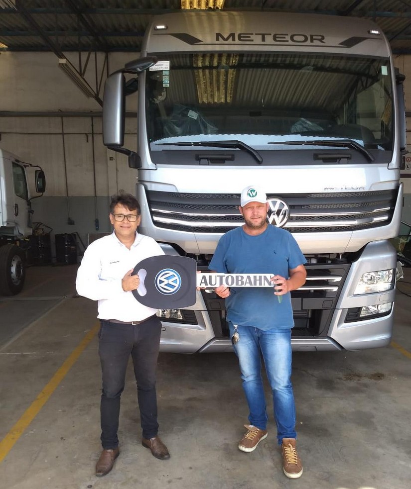 Cliente Wagner Areia recebendo o seu Meteor 29.520 6x4 202122 Prata