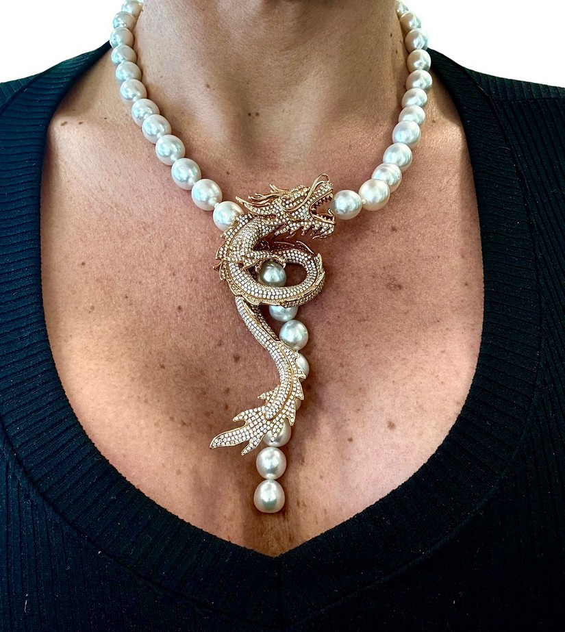 Colar em pérolas salt sea com centro, em forma de dragão em ouro rosé 18k