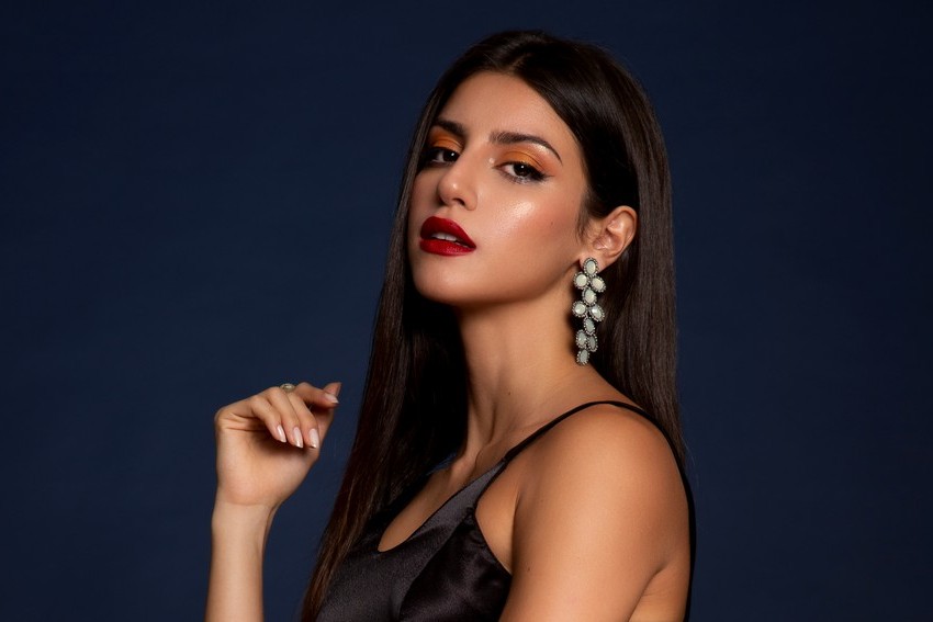 Com ares de vilã de Mean Girls, Isabela Souza estrela nova série do Disney+