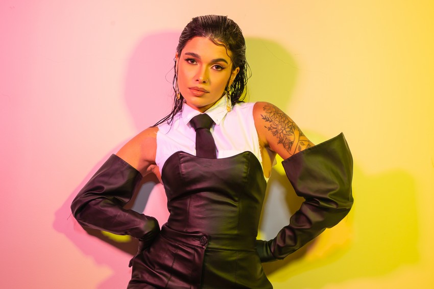 Com mais de 100 faixas autorais lançadas, Lary fala sobre seu processo de composição