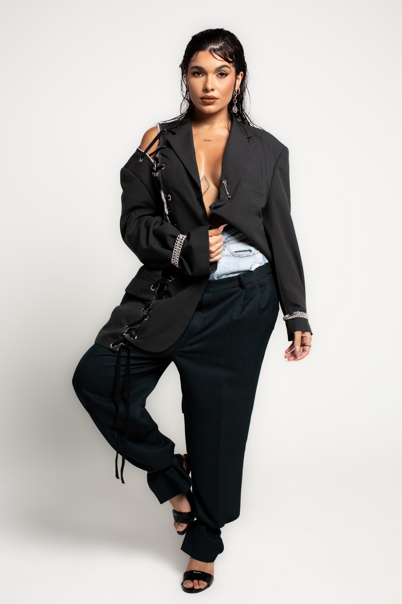 Com mais de 100 faixas autorais lançadas, Lary fala sobre seu processo de composição