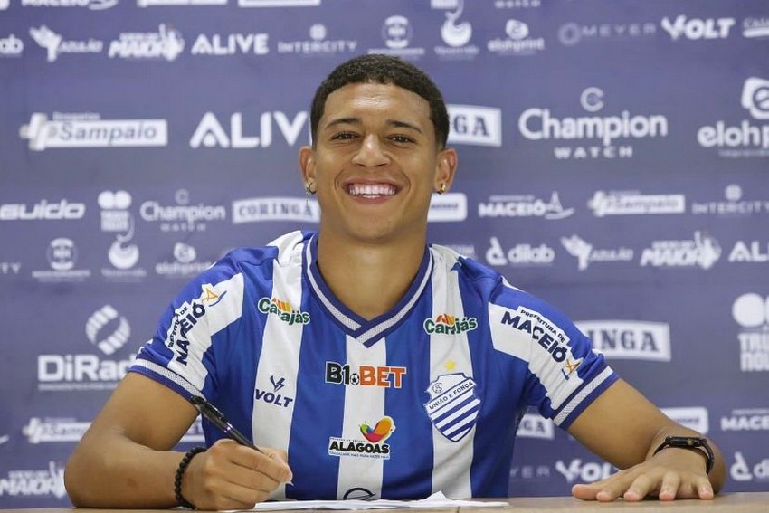 Com um valor para transferências internacionais de três milhões de dólares, Gabriel Dirceu assina com o CSA