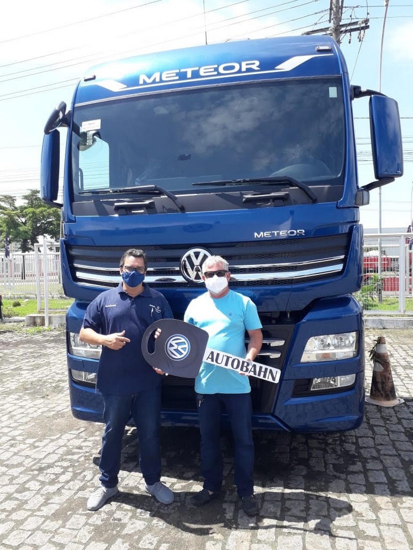 Comboios Transportes Rodoviários recebendo as chaves do seu Meteor 28.460 6x2 das mãos do consultor de vendas Alexandro Maia