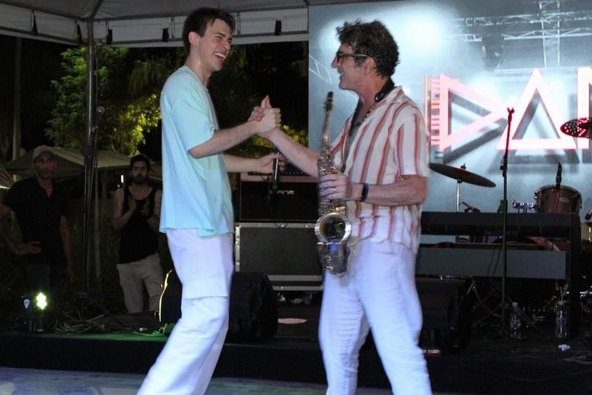 Dani Flomin se apresenta no festival Fest Rio em Ipanema