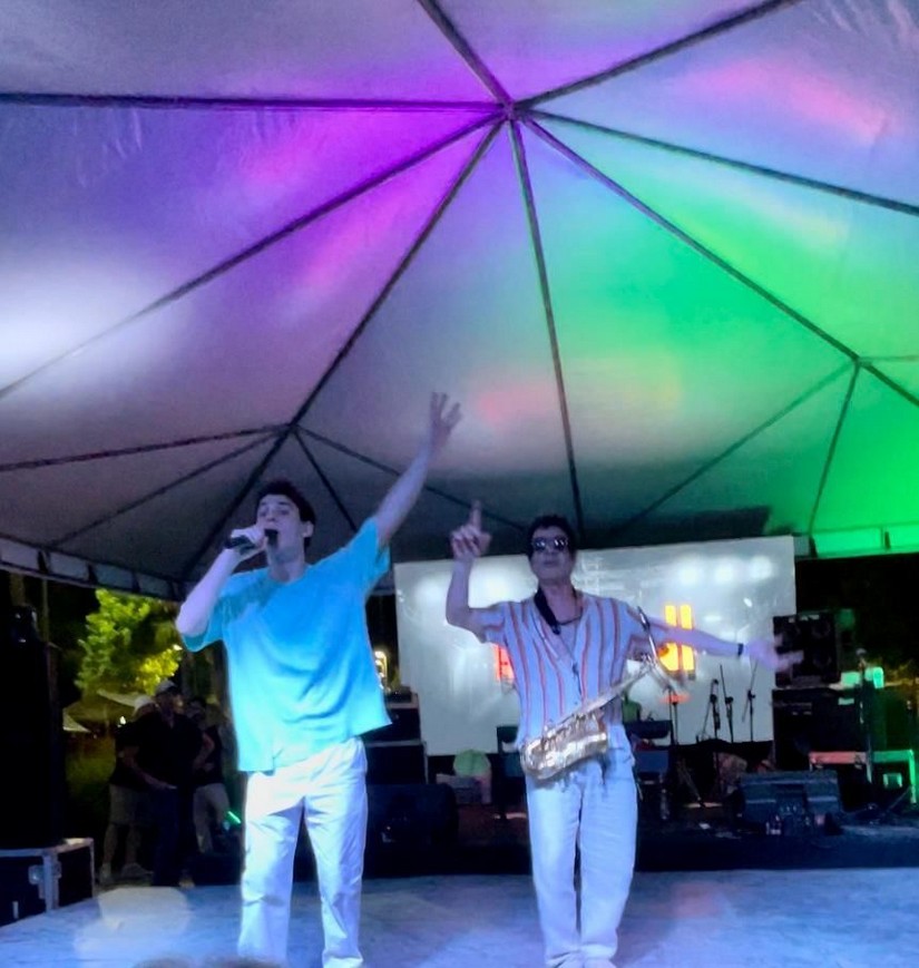 Dani Flomin se apresenta no festival Fest Rio em Ipanema