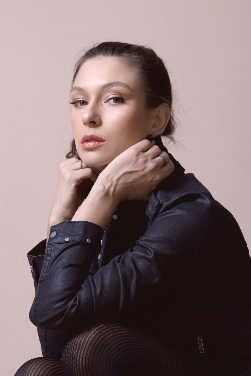 Vivendo ex-vedete em nova trama dos anos 80, Day Mesquita revela suas produções favoritas ambientadas na época