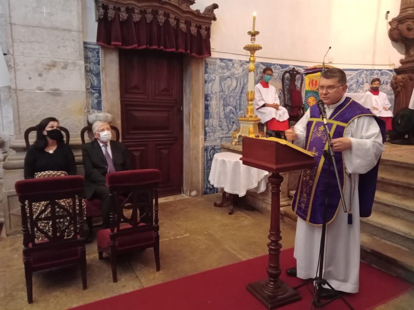 Dom Fernando e sua esposa Dona Maria da Graça assistem a celebração presidida por Mos. Sérgio Costa Couto no Rio