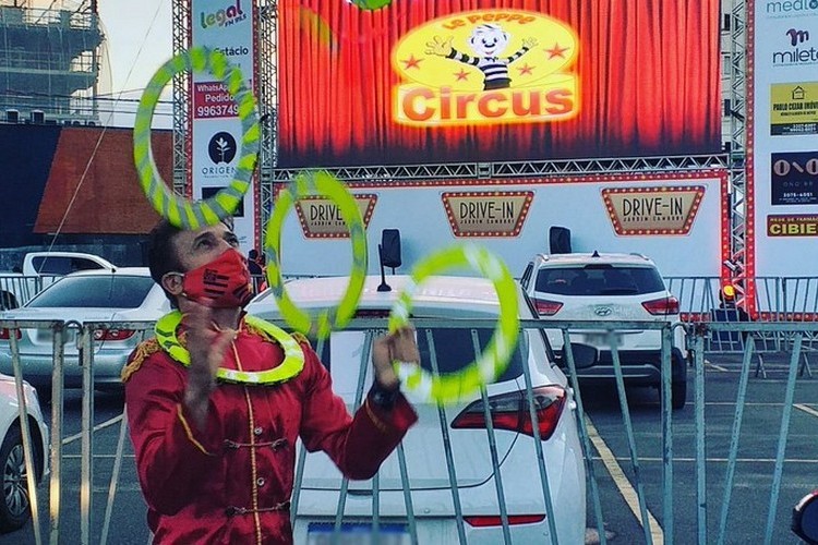 Show de rock e apresentação de circo animam a programação do Drive-In