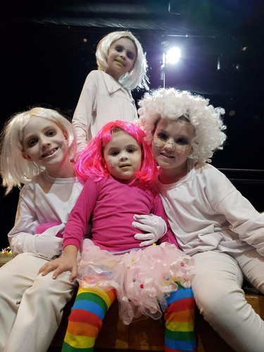 Em Pluft - O Fantasminha, atrizes mirins Lais Luna, Carine Pequeno, Maitê Pequeno e Carol Portal