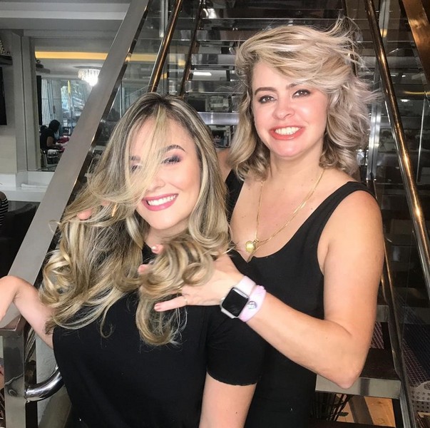 Emilia mostra resultado do trabalho com a cliente Waleska Legoff