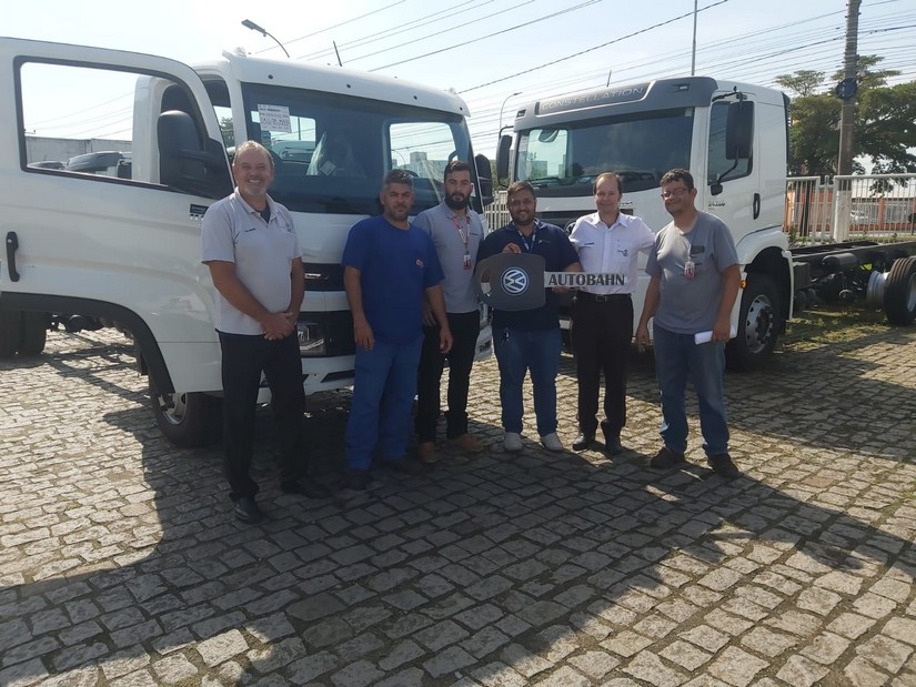 Entrega à Boa Praça General Ship Supplies. No centro, o consultor Sergio Orlandi, entre Ademilson (também da Autobahn), Hudson Pires (setor finance